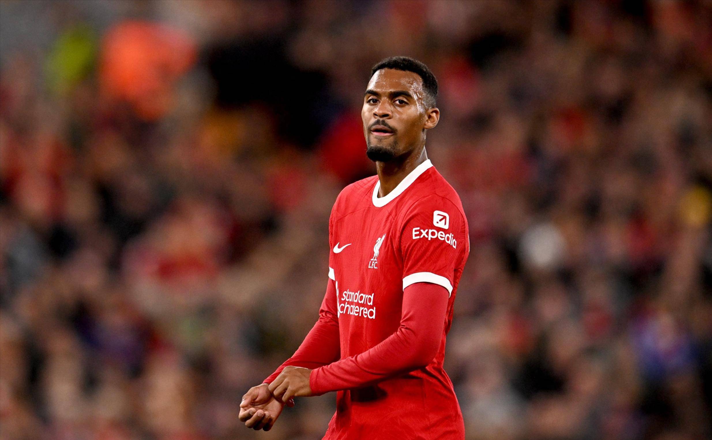 足球国足公开训练吸引千名球迷现场加油