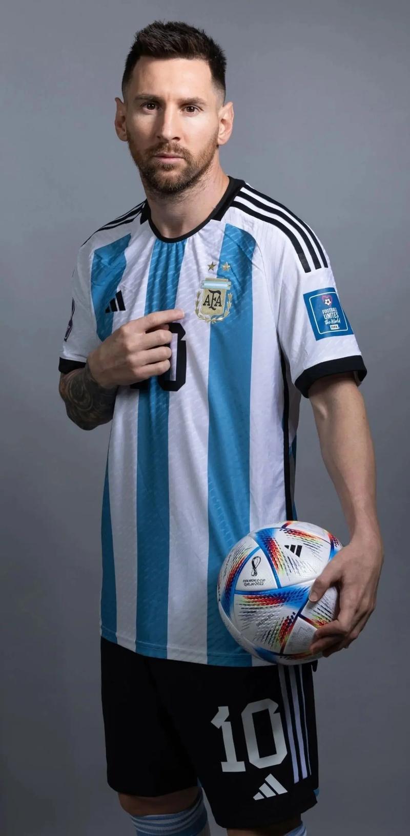 梅西一年造进球74个！三大MVP！快踢满全场还能边线一过四！