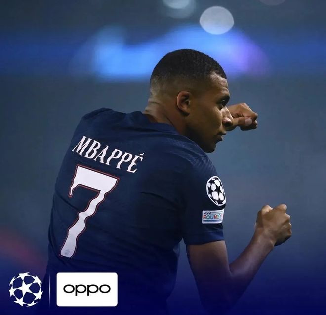 网友在梅西夜访诺坎普时偶遇他，梅西还向镜头打了招呼