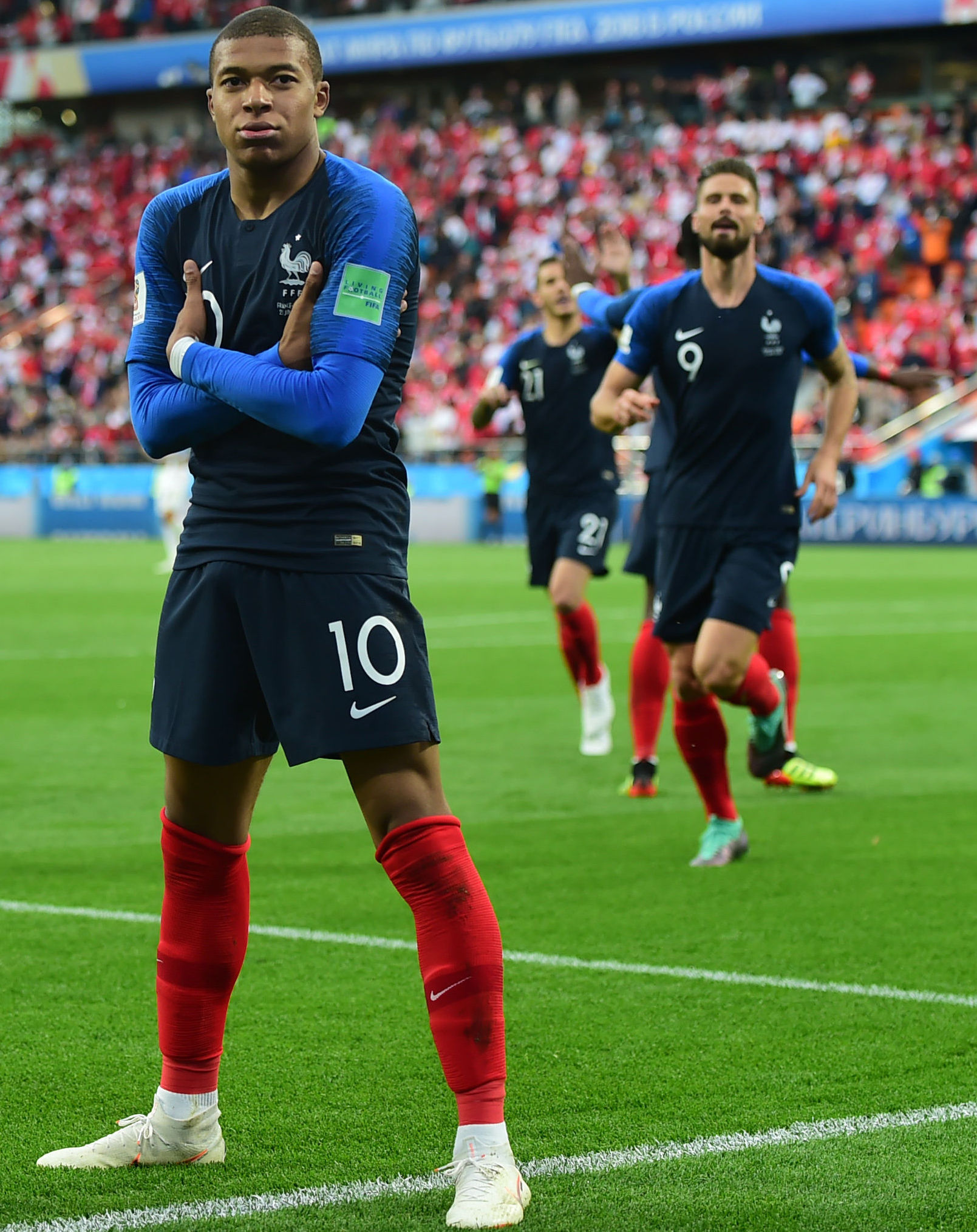 世界波直挂死角，全场尖叫